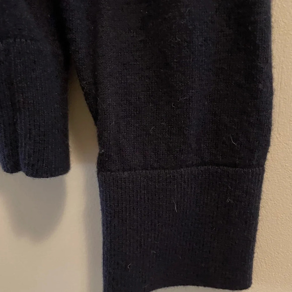 Abercrombie & Fitch Wool Blend V Neck Dark Blue Pull Over Sweater Size Medium - Picture 2 of 9